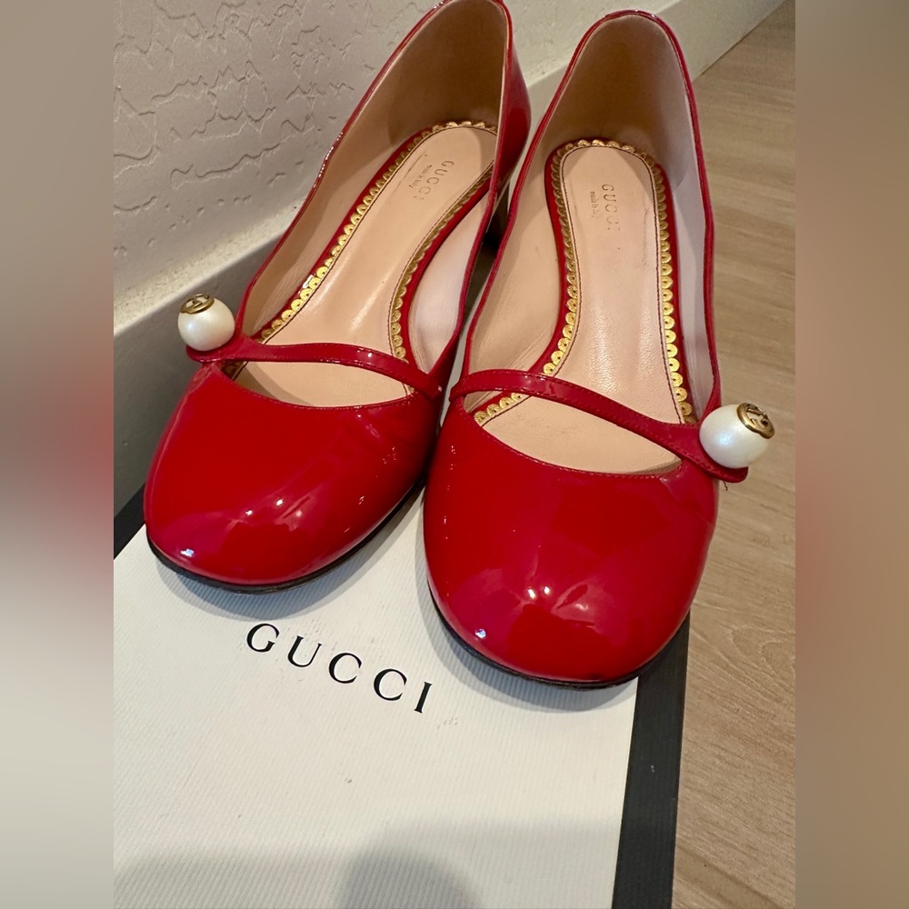 GUCCI Vernice crystal hibiscus patent red Mary Jane heels, size 38 - Picture 2 of 10
